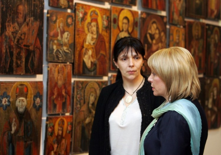 Супруга Президента Украины Екатерина Ющенко, справа, и Ольга Богомолец осматривают собрание домашних икон из коллекции семьи Богомолец -Шереметьевых