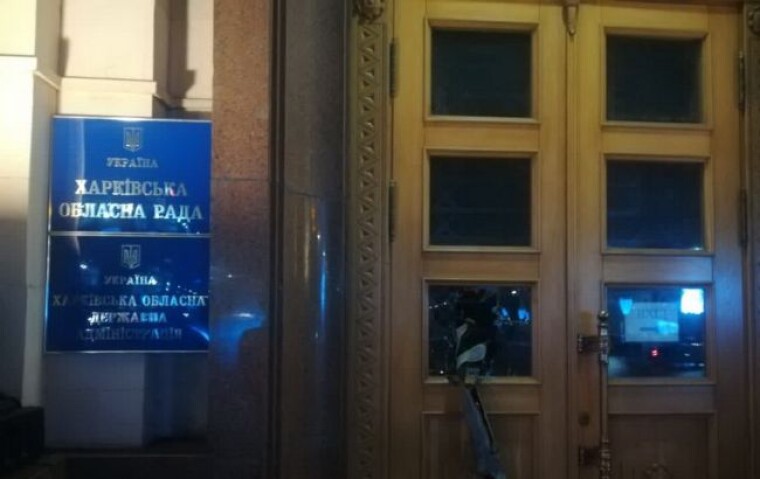 Разбитая дверь Харьковской ОГА