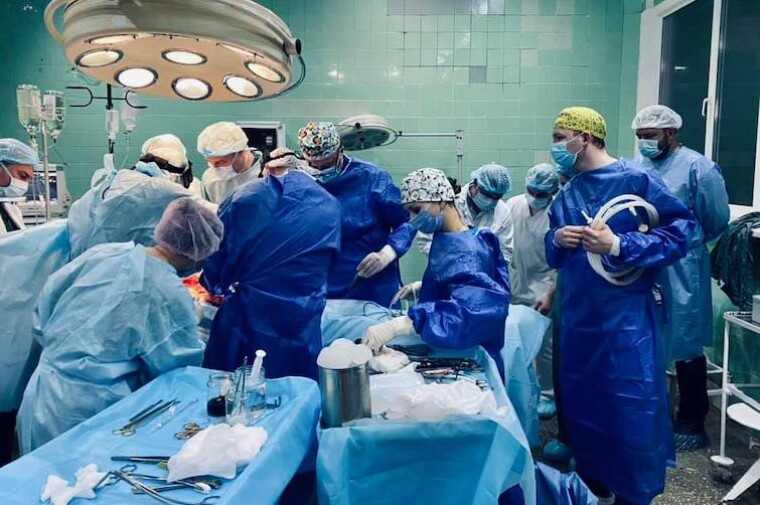 Хирургическая операция по трансплантации почки трехлетнему ребенку от умершего донора