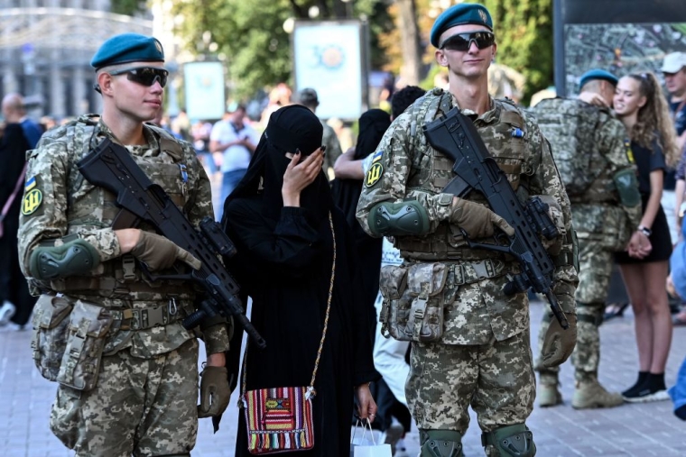 Туристка з Близького сходу фотографується з українськими військовослужбовцями