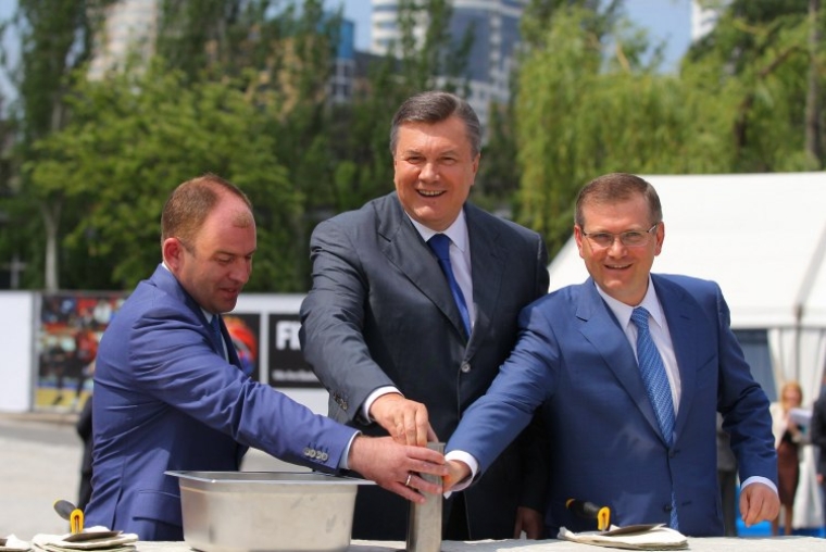 Президент Украины Виктор Янукович, в центре, председатель Днепропетровской областной государственной администрации (ОГА) Дмитрий Колесников, слева, и вице-премьер-министр Украины Александр Вилкул