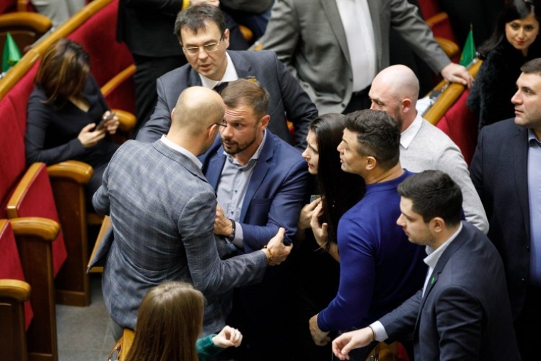 Столкновение между народными депутатами Сергеем Бабаком и Сергеем Рудыком во время заседания Верховной Рады