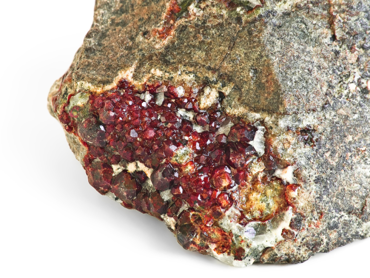 Друза красного граната. Согласно минералогической классификации, этот тип окраски чаще всего демонстрирует пироп