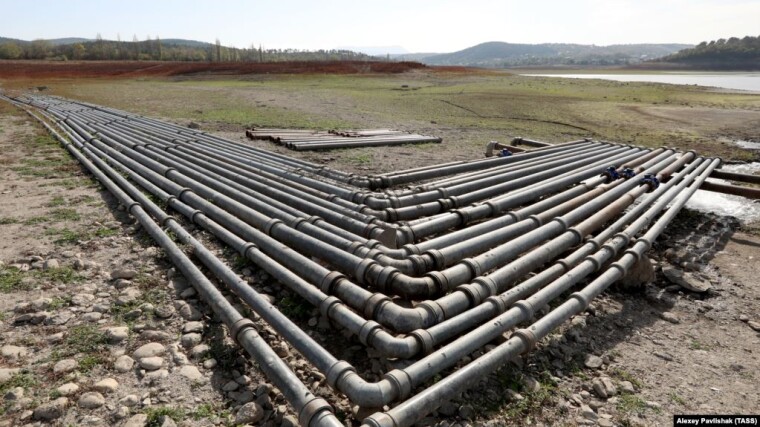 А это часть 60-километрового трубопровода между двумя водохранилищами в Крыму