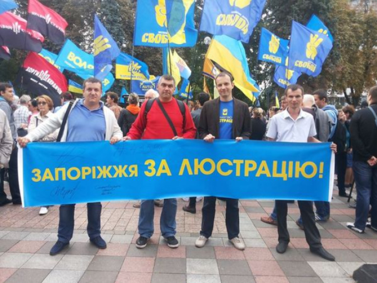 Роман Соха (второй слева) во время акции протеста