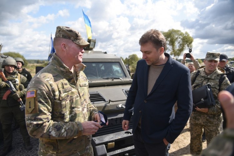 Министр обороны Украины Андрей Загороднюк и полковник Тимоти Кливленд (ВС США) (слева) во время украино-американских командно-штабных учений, 2019 г.