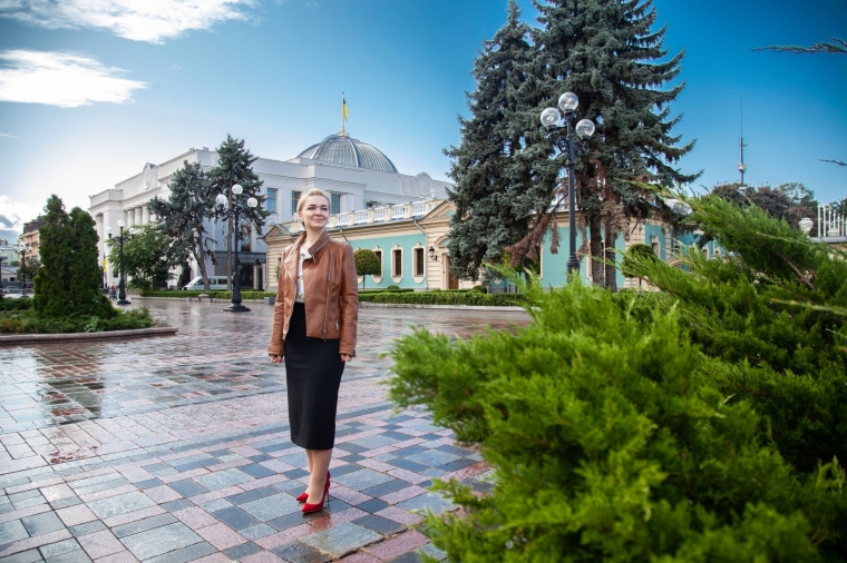 Олена Мошенець біляі Верховної Ради