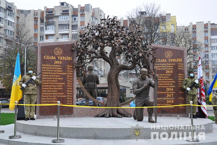 Меморіальний комплекс встановили в Черкасах на площі Слави