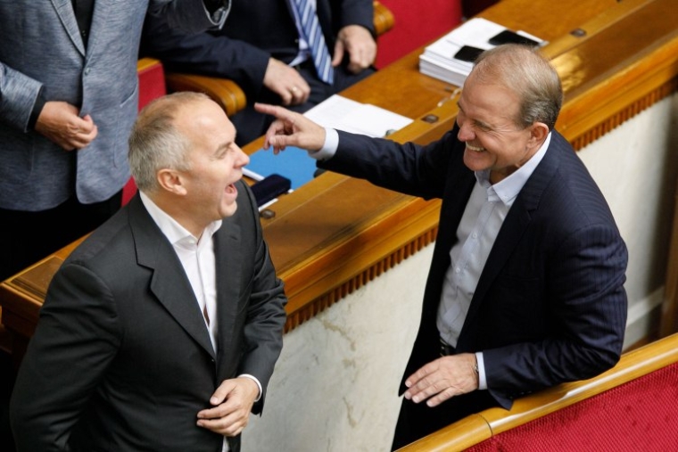 Народні депутати Нестор Шуфрич та Віктор Медведчук в залі Верховної Ради