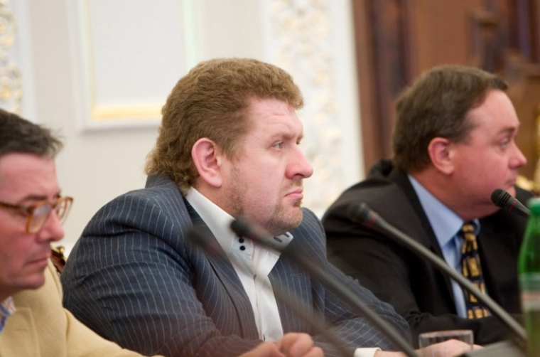 Кость Бондаренко, в центре, во время заседания Общественного гуманитарного совета, 2010 г.