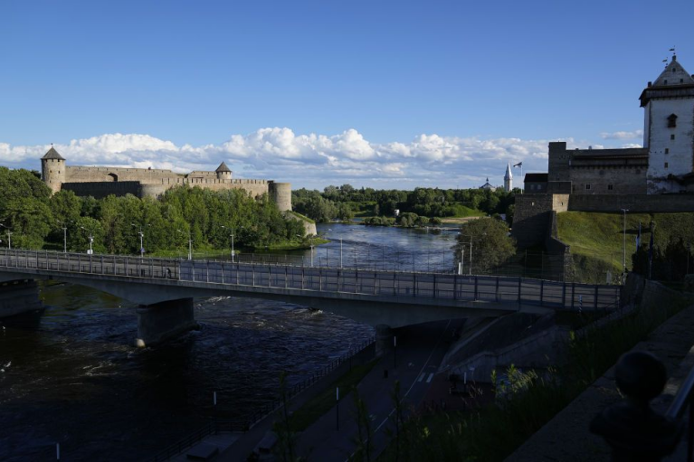 Продовжують "розгойдувати": РФ незаконно прибрала з естонських вод річки Нарва буї, що маркують русло