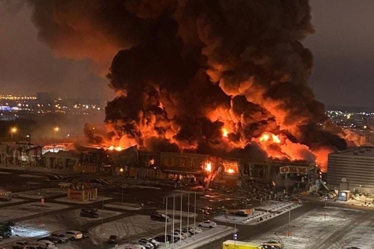 У Москві спалахнув торговий центр: Горить близько 7000 квадратних метрів, чутно вибухи