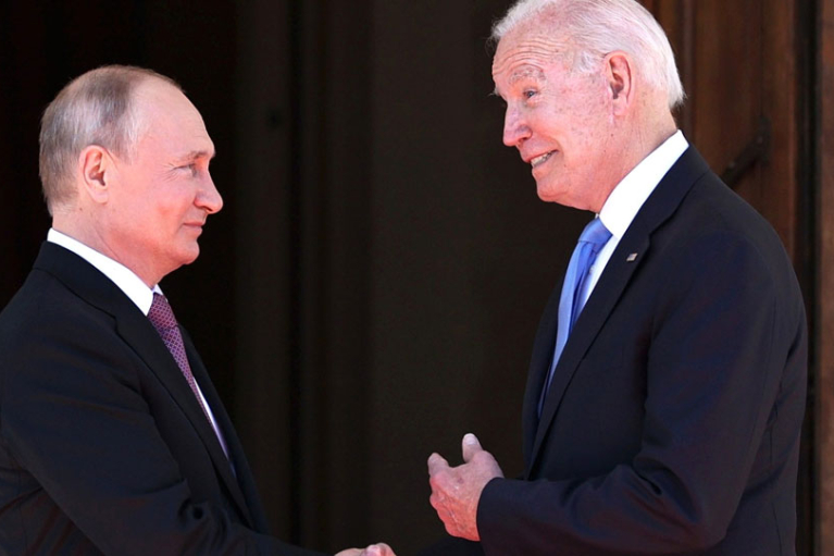 Путин не поздравил Байдена с Днем независимости США: в Кремле пожаловались на "кульминацию недружественной политики"