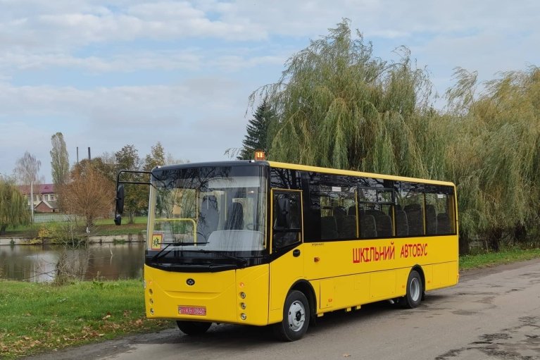 Возил россиян в школьном автобусе, позже они его украли: в Харьковской области задержали коллаборанта