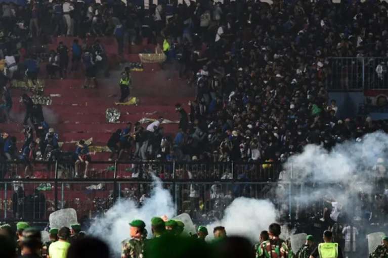 Давка и слезоточивый газ: на футболе в Индонезии погибли 129 человек (ВИДЕО)