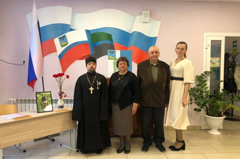У російському Бєлгороді урочисто відкрили "парту героя СВО" на честь зека, який зарізав свою товаришку по чарці