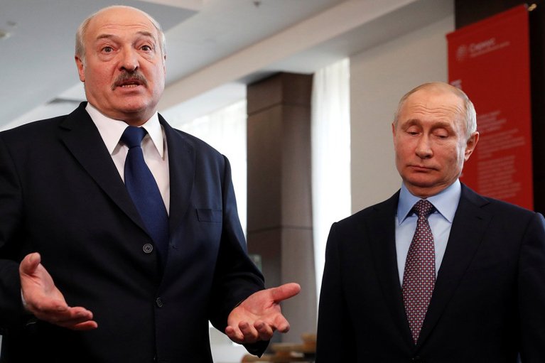 Лукашенко объявил, что ему "есть под кого ложиться" и это не Путин