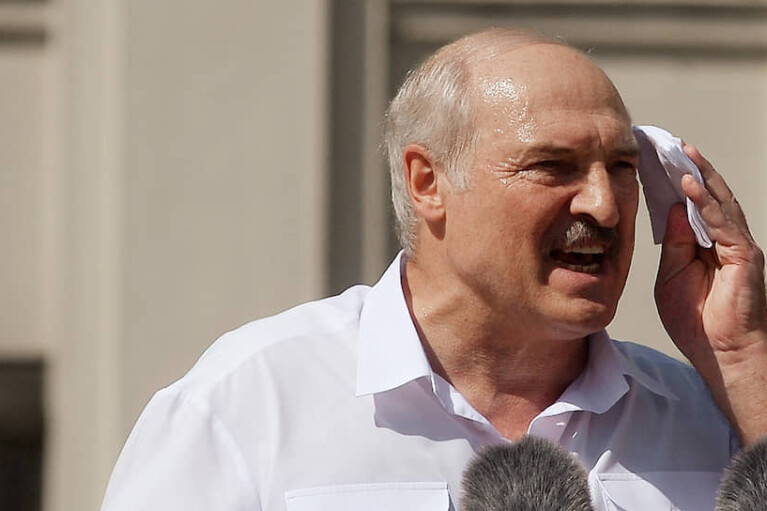 Лукашенко зупинив участь Білорусі в договорі щодо скорочення озброєнь у Європі
