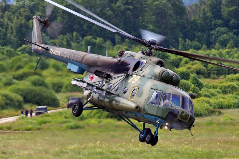 На аэродроме в Самаре уничтожили вертолет Ми-8, перевозивший оружие и личный состав: ГУР показало видео