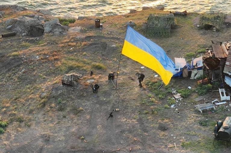 В ВСУ показали, как на Змеином снова установили украинский флаг (ФОТО)