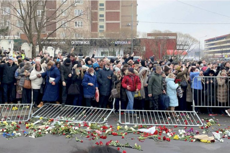 У Росії почали репресувати тих, хто прийшов на похорон Навального