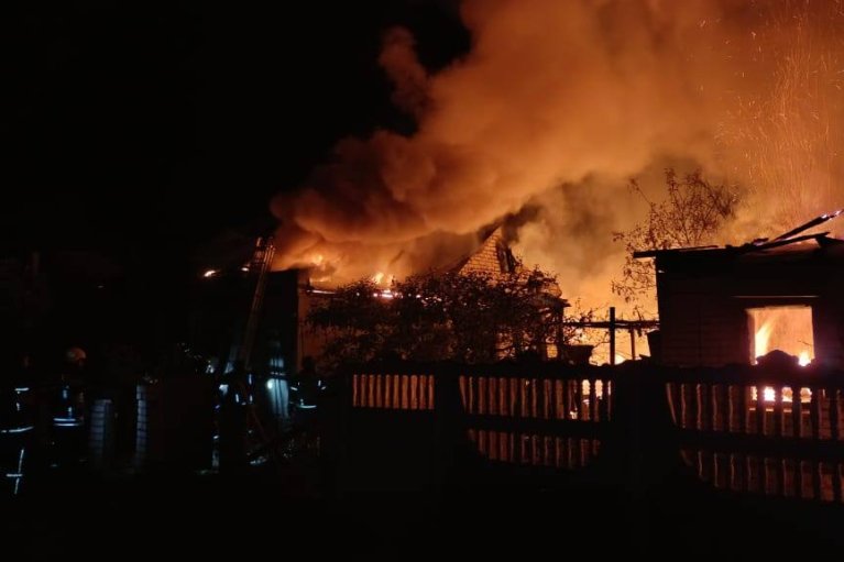 Росіяни обстріляли Борову на Харківщині, загорілися будинки та "Нова Пошта" (ФОТО)