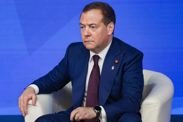 Медведев снова позорится в интернете: рассказал "историю" о "тетке-гинекологе в больнице"