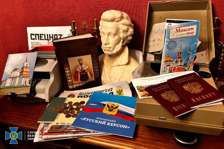 Паспорта РФ, прокремлевская литература и флаги "Л/ДНР": СБУ провела обыски в УПЦ МП