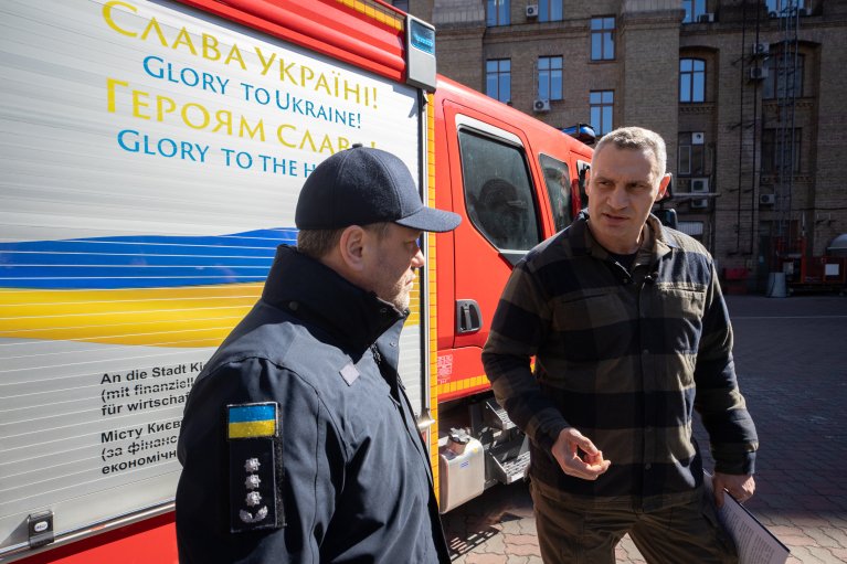 Кличко передав рятувальникам ще одну партію сучасних пожежних авто: Заступають на чергування вже сьогодні