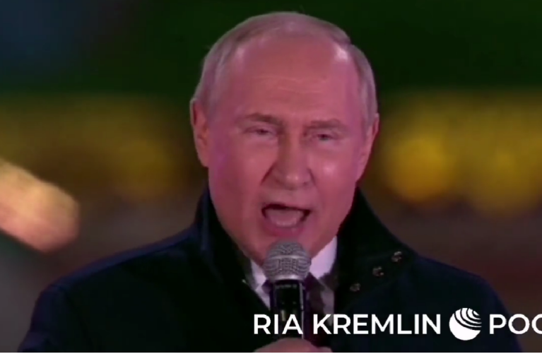 Совсем больной? Путин, выступая в Москве перед россиянами, еле крикнул "Ура!" (ВИДЕО)