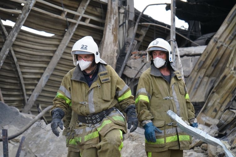 Обстрел ТРЦ в Кременчуге: спасатели обнаружили еще пять фрагментов тел