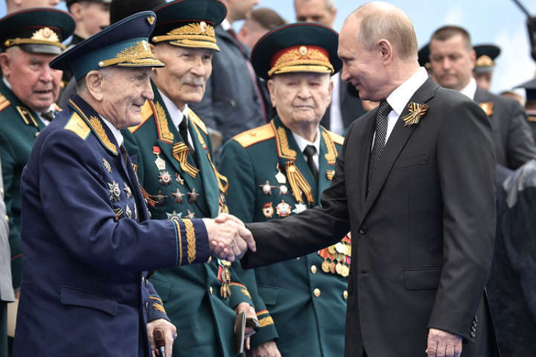 "Діди – воювати": Путін підписав закон про прийом до армії 65-річних