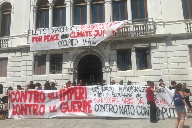 В Венеции активисты захватили дворец российского миллиардера (ФОТО)