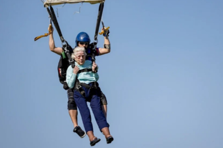 У США 104-річна жінка стрибнула з парашутом: може потрапити до Книги рекордів Гіннеса (ФОТО)