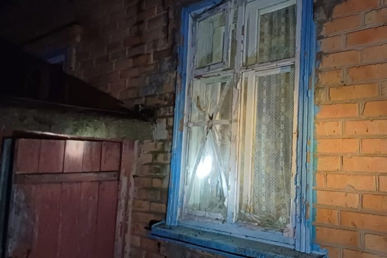 На Днепропетровщине обломки ракеты повредили дом, от обстрела загорелся газопровод (ФОТО)