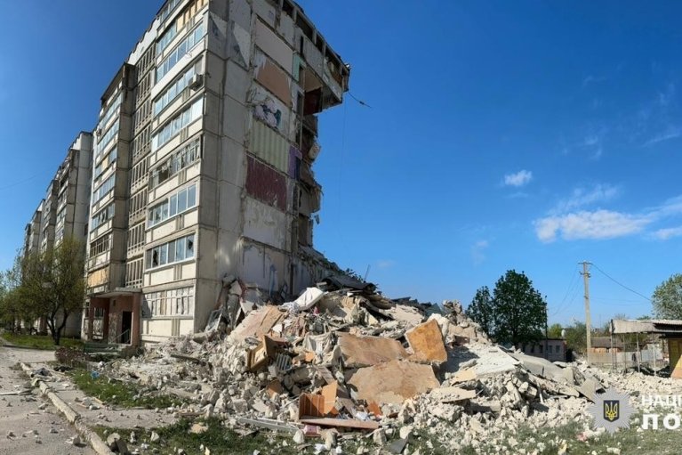 Зруйнували цілий під'їзд: російські військові завдали потужного удару по Вовчанську, що на Харківщині