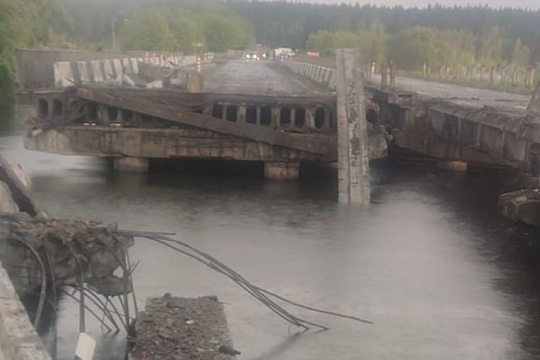 Зруйнований блискавкою міст на Київщині обіцяють відновити упродовж трьох тижнів
