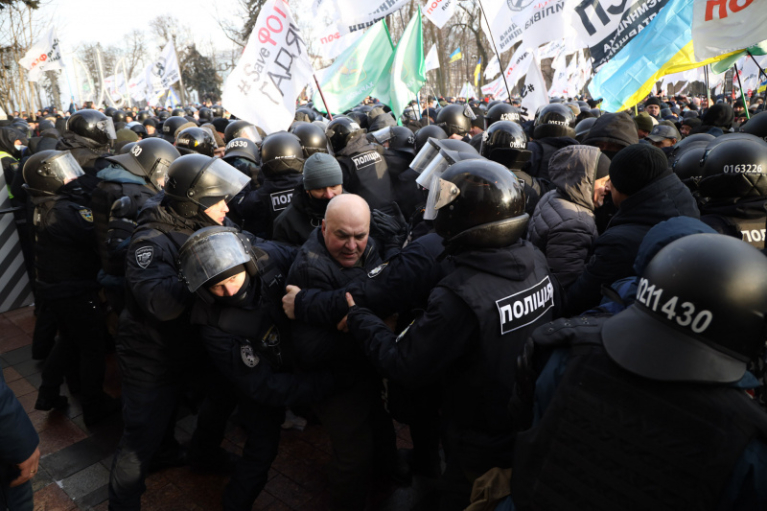 Участники акции "SaveФОП" в Киеве пытаются прорваться в Верховную Раду (ФОТО)