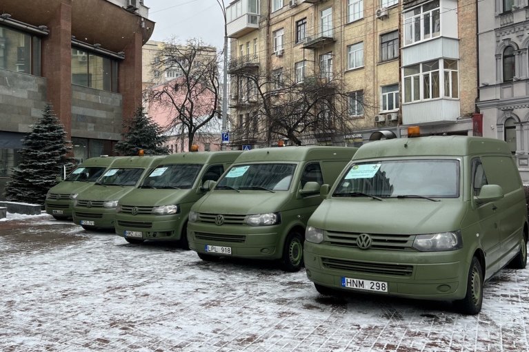 Колектив "Київміськбуду" передав автомобілі для ЗСУ