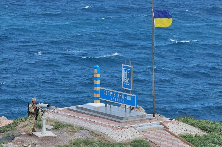 На острові Зміїному встановили прапор України