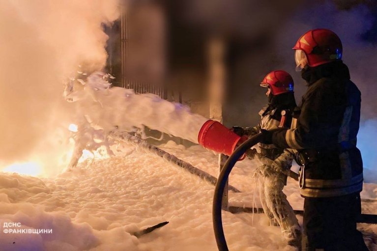Оккупанты устроили по энергообъекту на Прикарпатье. Загорелся пожар