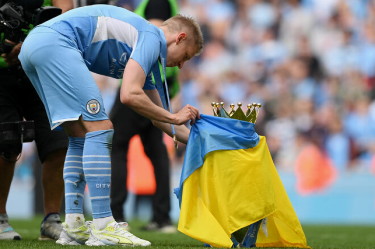Слезы и флаг Украины: "Ман Сити" Зинченко стал чемпионом Англии