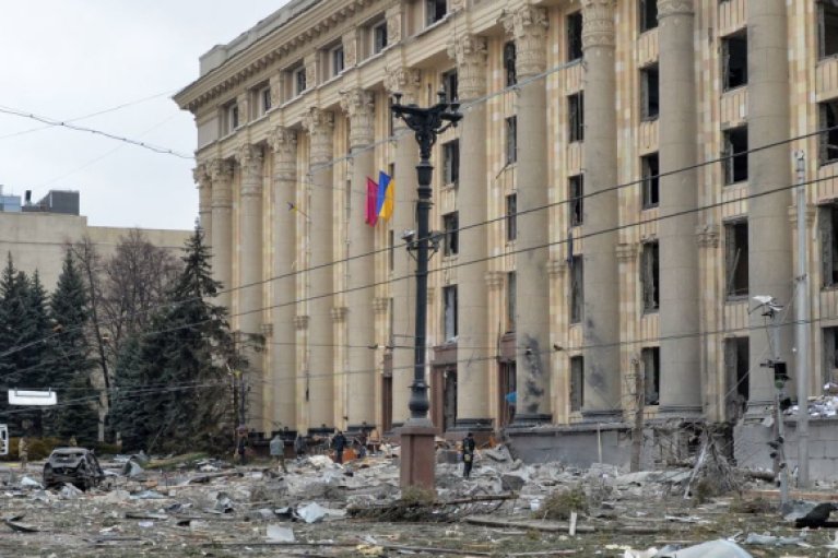 Россияне утром обстреляли центр Харькова: попали в дом и вуз, есть раненые