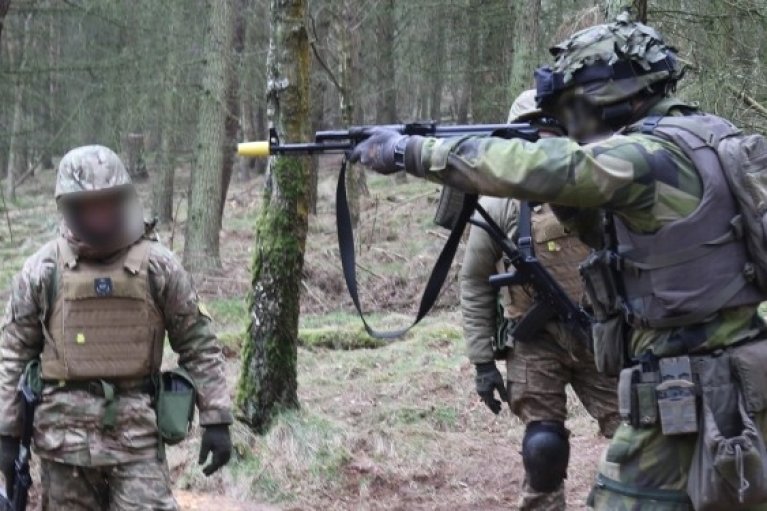 Генштаб показав підготовку бійців ЗСУ шведськими інструкторами в лісах Британії (ФОТО)
