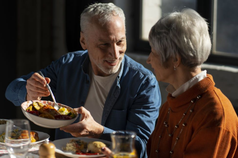 Дожити до 120 років: Італійський науковець розповів, як продовжити довголіття за допомогою вечері