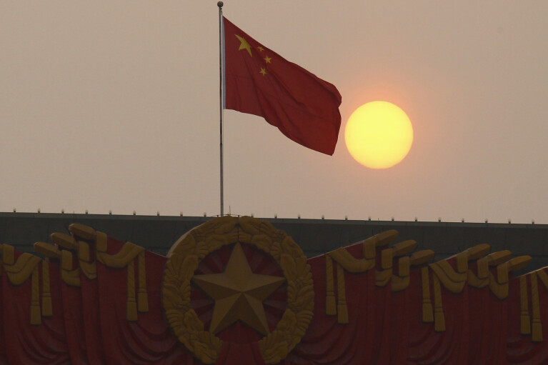 В Китае в трансляциях чемпионата мира футболистам "надевают" маски: доказывают, что в Катаре — "локдаун" (ВИДЕО)