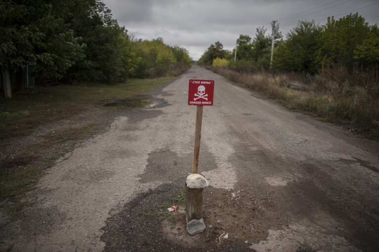 В Харьковской области авто подорвалось на мине: есть погибшие и раненые