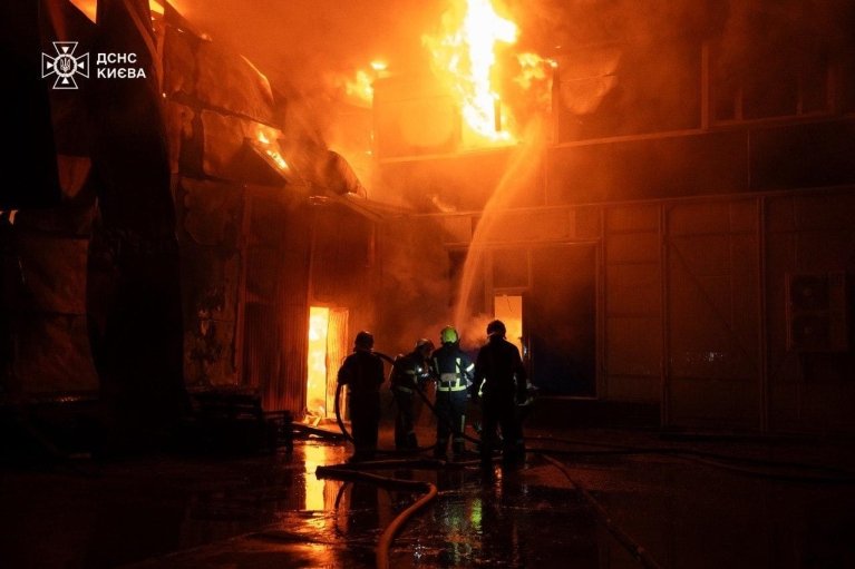 Гасили 3 часа: в Киеве потушили масштабный пожар на складе (ФОТО)
