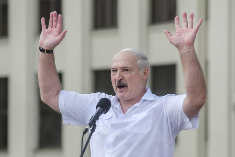 Лукашенко анонсировал военные учения с Путиным, но обвинил в стягивании войск Украину