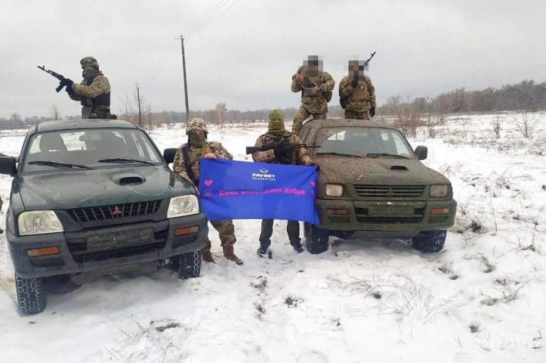 Favbet Foundation за неделю передал защитникам Украины 4 внедорожника и медицинский автомобиль